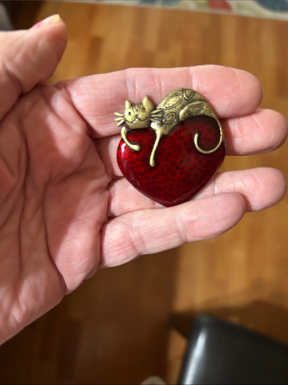 Vintage-Style Bronze Tone Cat Resting On a Red Enamel Heart Brooch Pin - Picture 3 of 6